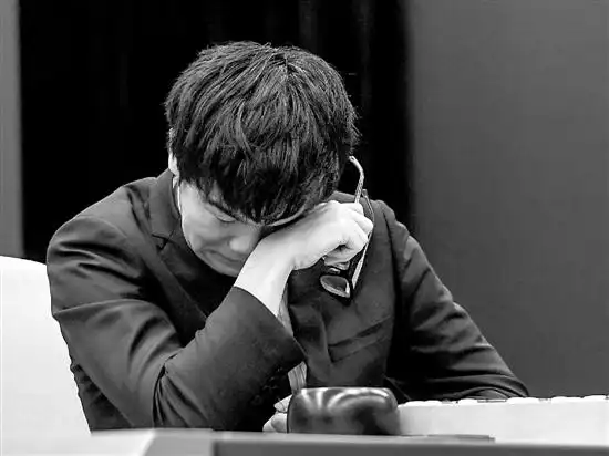 柯洁在比赛中擦拭眼泪.     新华社发