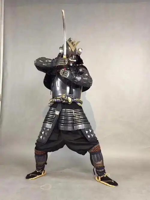 喜欢cos的小朋友们,整套这个正儿八经的日本武士盔甲去cos剑圣