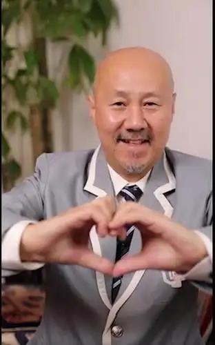 60岁腾格尔大跳女团舞,表情到位画风可爱,颠覆草原汉子形象