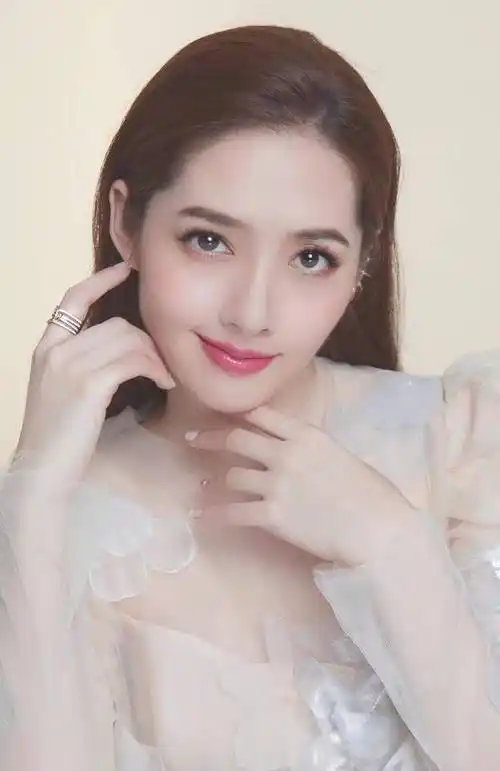 嘴歪也好看的女明星,个个明艳大气,时尚万种,笑起来又美又欲_美女