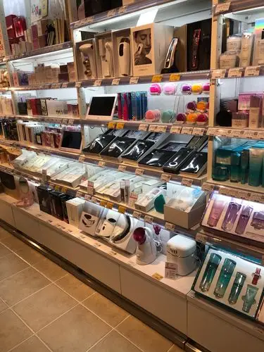 高端按摩仪,洁面仪调整到小货架推广,挪出来的位置摆放高端自采护肤品