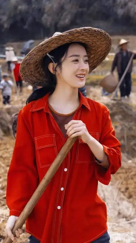 赵丽颖被喊话"不像个农村人"脸上没泥,可是干农活不需要做作啊