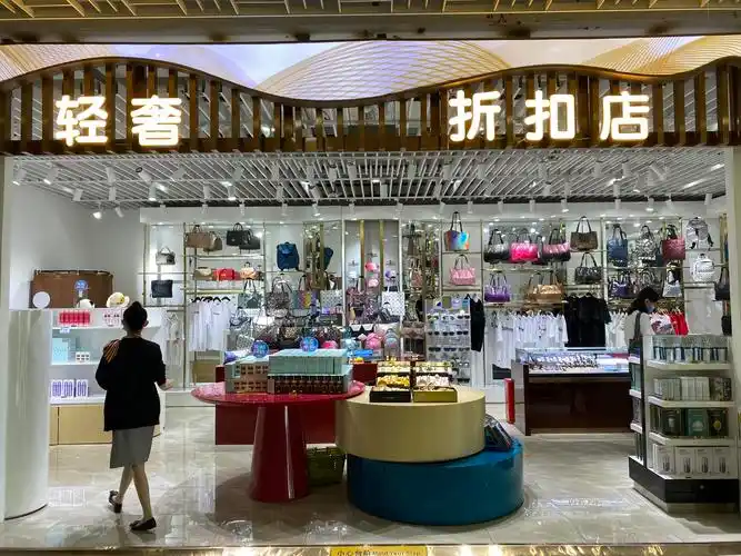 亲历三亚旅游景点演出场馆座无虚席免税店里拼单买神仙水