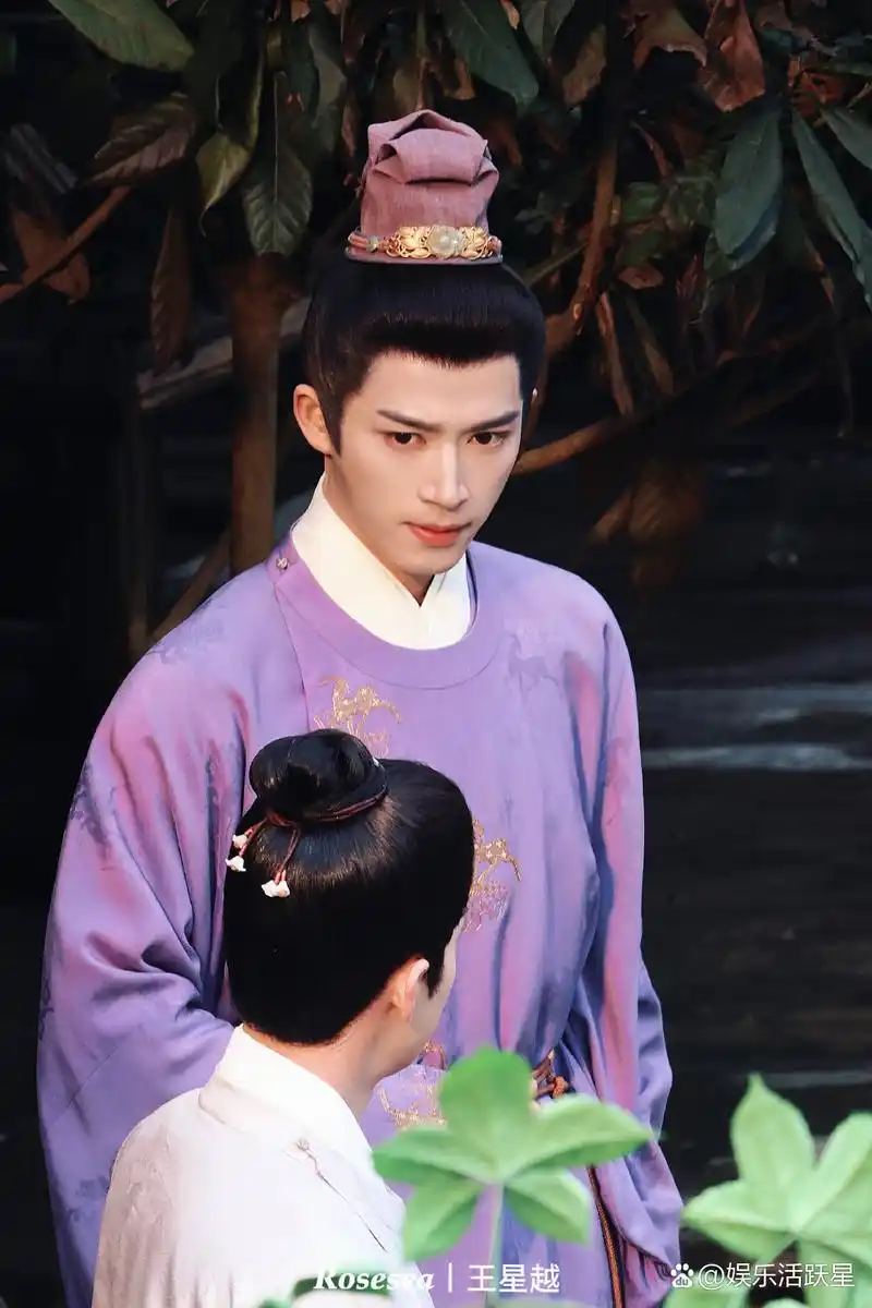 娱乐最前沿# 王星越的紫色古装造型,展现出他独特的男性气质,令人