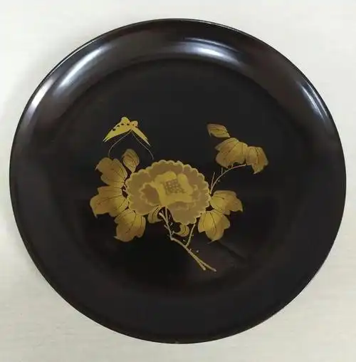 自战国始,我国的漆器工艺在不断发展丰富,种类从素髹,彩绘到雕漆,填漆