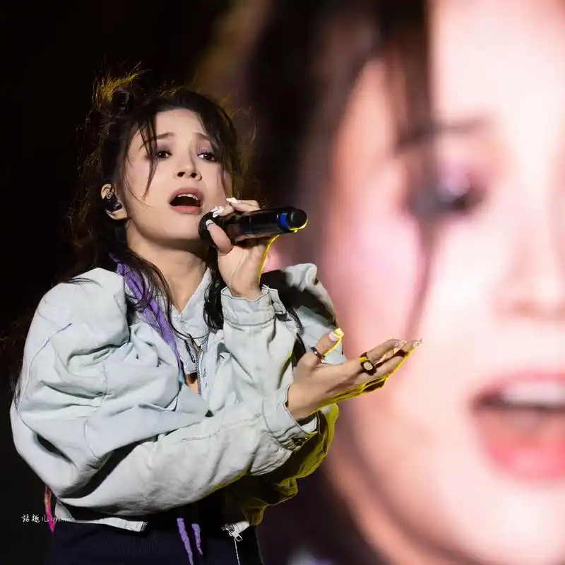 詹雯婷.#北纬35度城市音乐节 #詹雯婷#飞儿乐队 #舞台摄 - 抖音