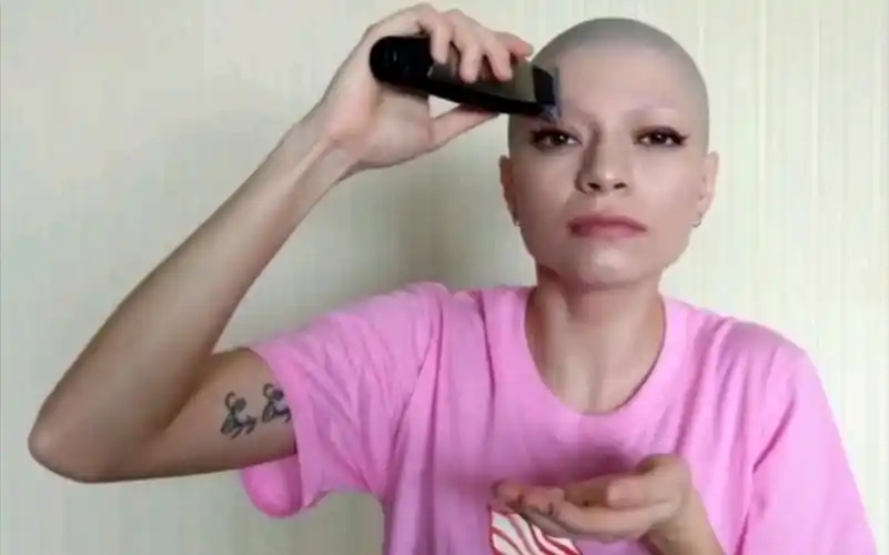 一次光头一次爽一直光头一直爽,剃光头的外国小妹又刮光头又刮眉毛