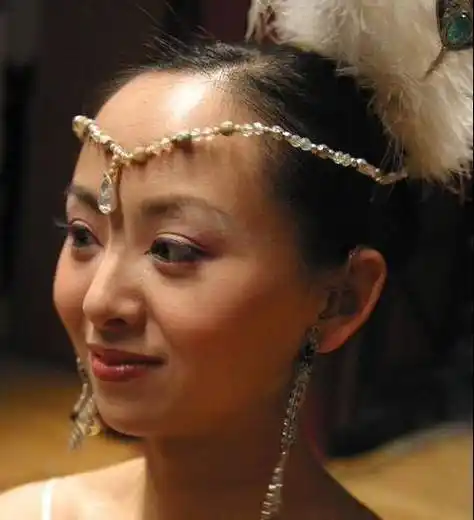 原创千手观音邰丽华2岁成聋哑人被富商苦追8年如今很幸福