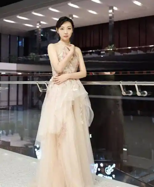 原创本是清华美女学霸却放弃前程甘做游戏主播面对争议她这样回复