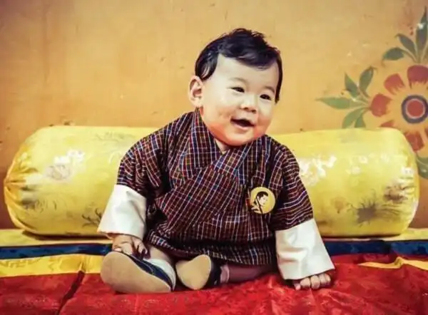 照片在网上曝光萌哭一票网友之后,最近不丹7个月大的小王子的一系列萌