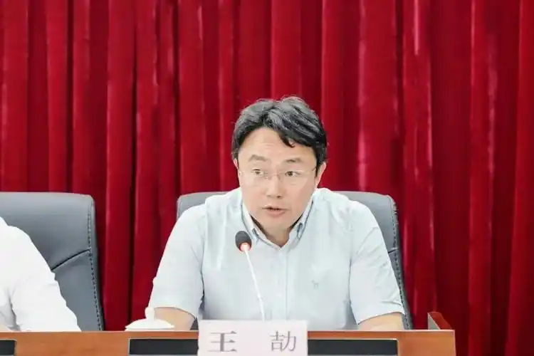 首页 工作动态镇党委副书记,镇长林峰主持会议并强调:当前全镇已经