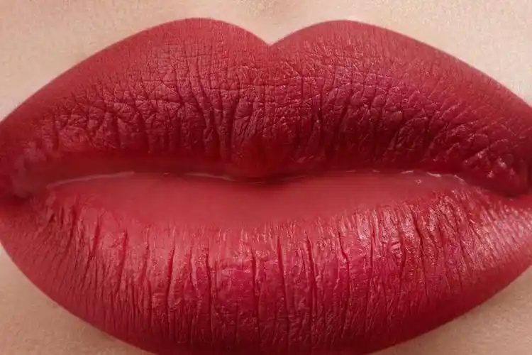 美女的化妆笔图片-拿着化妆笔刷的美女素材-高清图片-摄影照片-寻图免