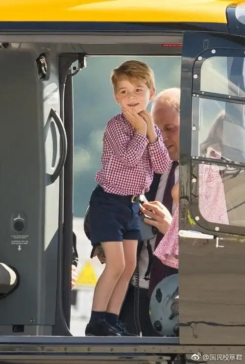 全英国穿衣最好看的小男孩~乔治小王子.希望他以后不会秃
