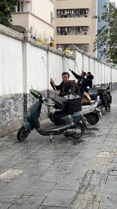 当外卖员有多拼 看他们自带撑衣杆把外卖戳上去莫名的觉得好好笑|外卖