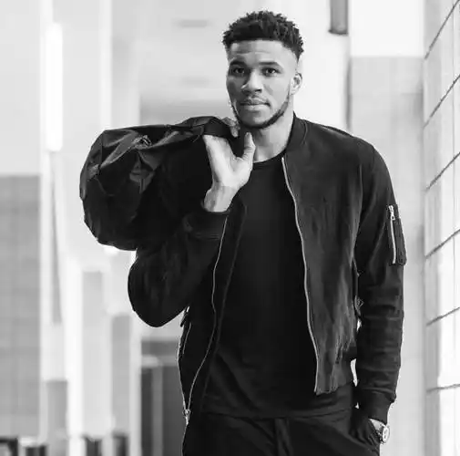 字母哥晒帅气照:我当个模特你觉得怎么样?09