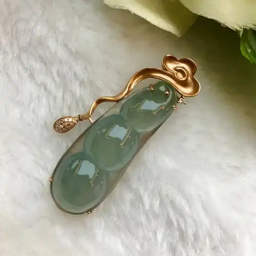 翡翠福豆18k玫瑰金镶嵌吊坠,水水的 尺寸:39*19mm