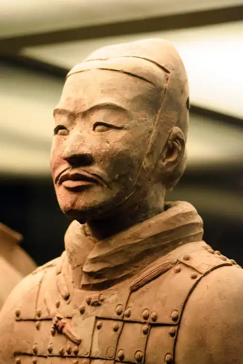 加之古代有"殉葬"的陋习,所以很多人认为,兵马俑是将殉葬的真人封在