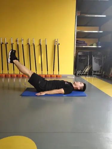 2.仰卧抬腿