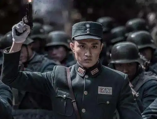 咖啡雪茄,油头粉面,徳式钢盔,这是川军吗?难怪"天雷滚滚"!