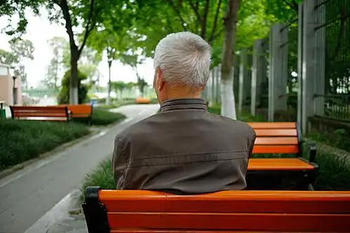 老年人银发背影