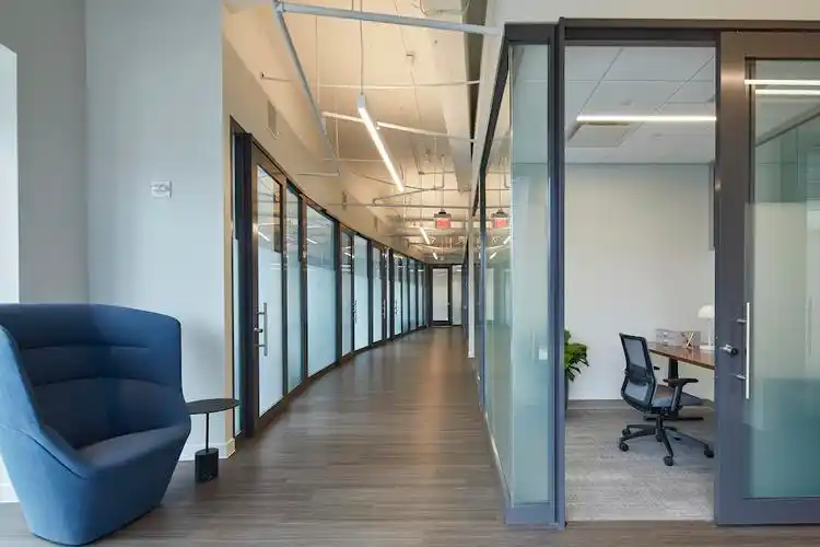 办公空间设计装修采用优雅现代和简约的元素