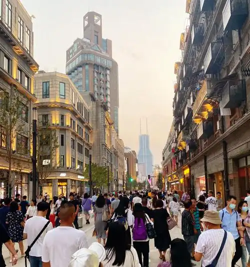 上海外滩熙熙攘攘的街道