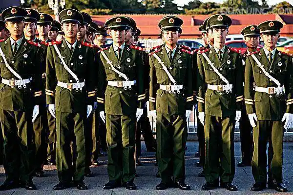 最标准的军礼三岁孩子立正行礼场面很萌很正式很感动