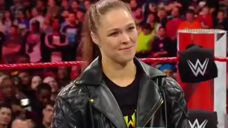 wwe:隆达罗西一出场,场外气氛一片沸腾,人气高就是不一样!