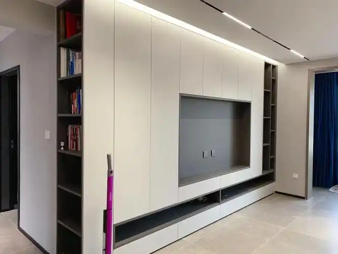 柜,整墙定制,电视机居中内嵌,既保证观影效果,也让整体布局对称而不