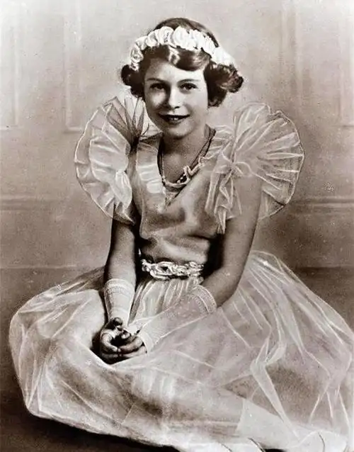 英国女王童年照合集从小美到大怪不得丈夫为她放弃王位