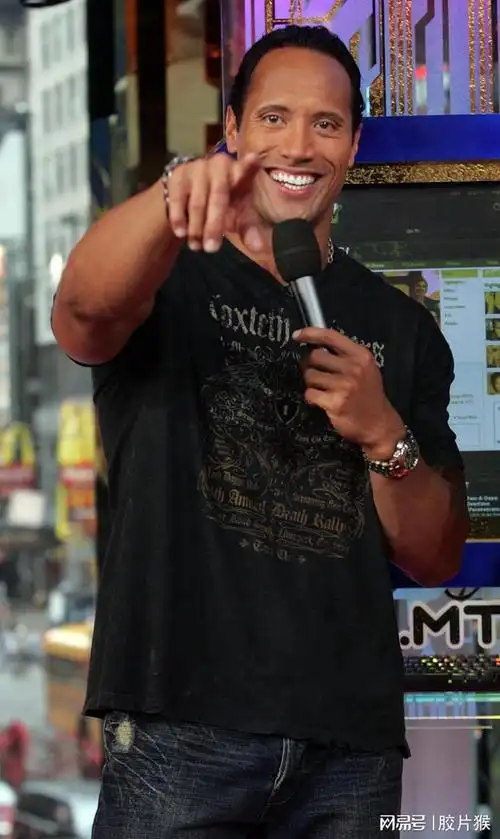 巨石·强森:从摔跤场到好莱坞银幕巨星的传奇之路