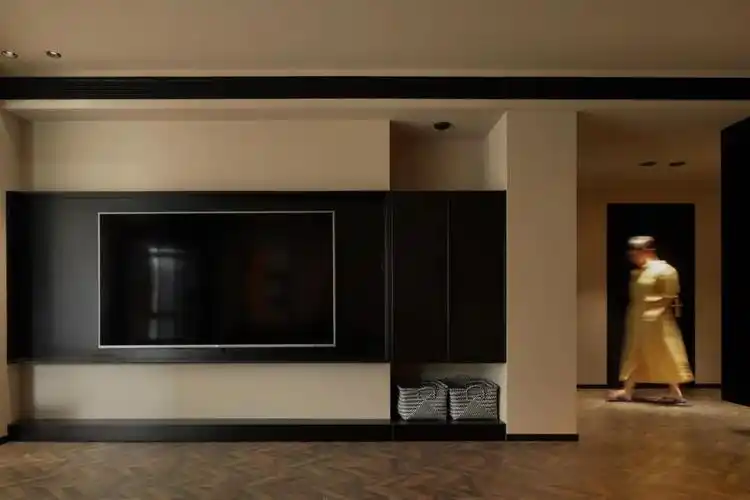 电视背景墙采用拼色设计,右侧做了收纳柜,多余杂物藏起来,保持客厅