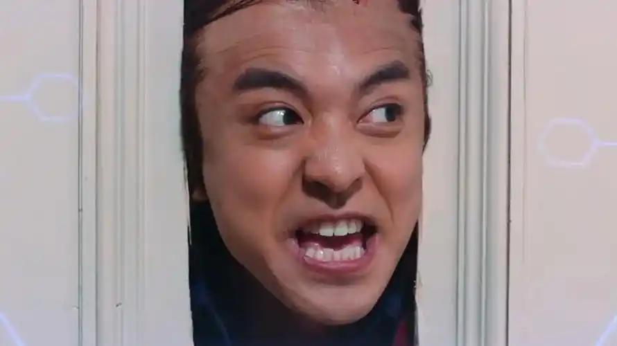 张伟版《闪灵》一副颜值平均眼镜让人看到的都是张伟脸尴尬微笑