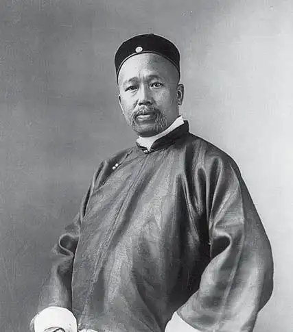 而光绪十五年时的梁启超,不过是个刚刚乡试排第八,有机会开启仕途的毛