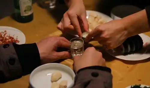 饭局上,领导让你帮忙买包烟,聪明人才不会真的去买烟