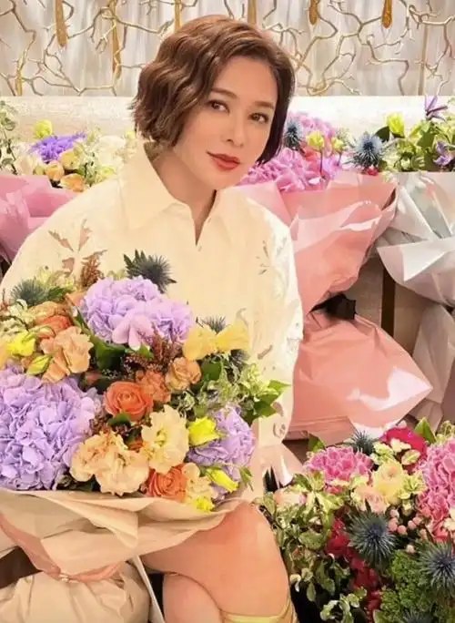 61岁关之琳低调庆生,一反常态未见好友大肆庆祝,手捧蛋糕显孤独_腾讯