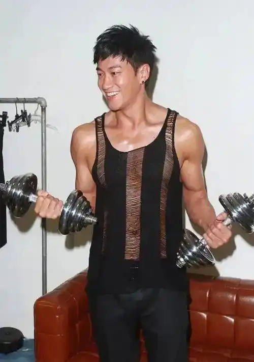 46岁何润东近照曝光这肌肉是认真的吗