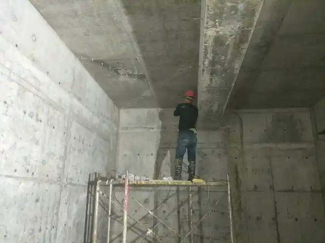 地下室加班渗水堵漏打针2人.