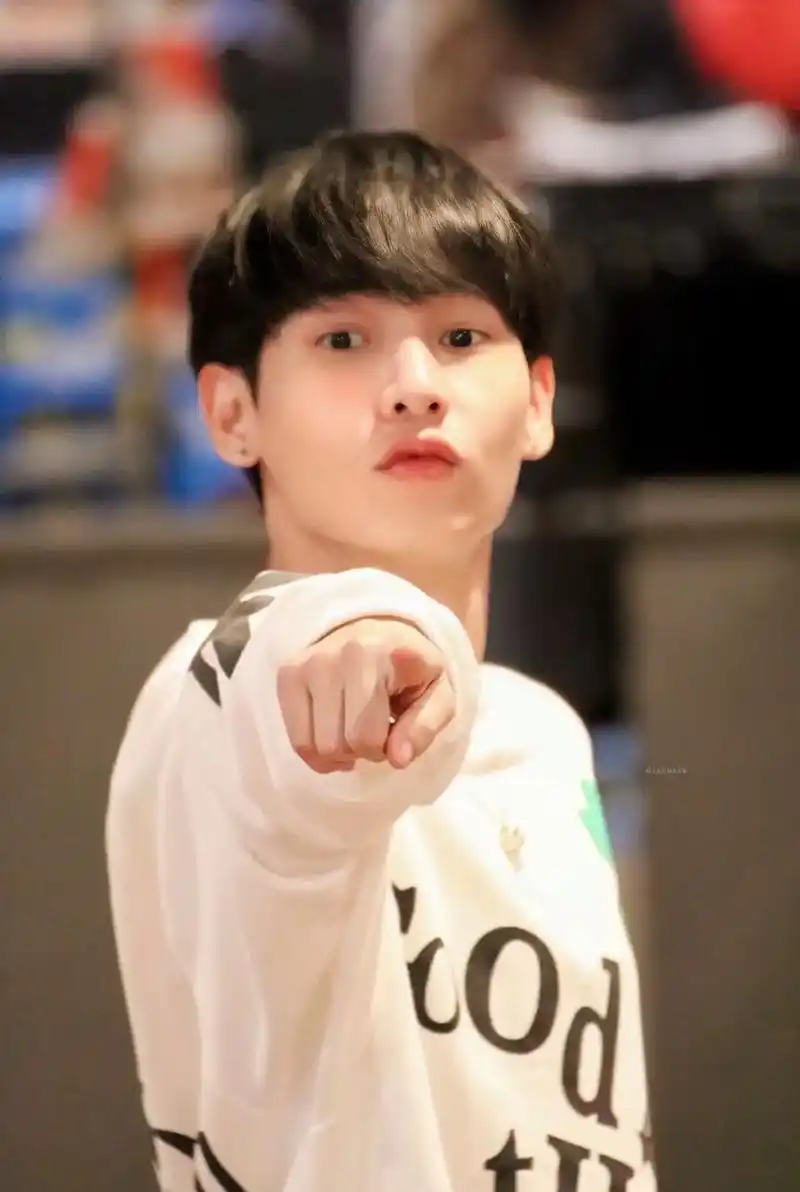 你又被阿塔潘指到啦!98恭喜我们offgun见面会的香港大屏 - 抖音