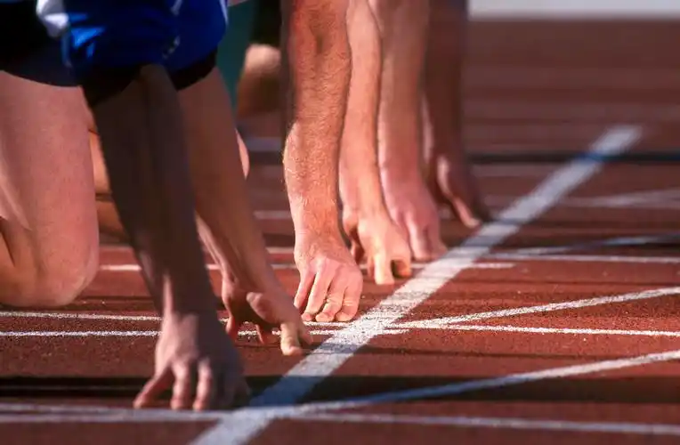 赛跑准备起跑起跑线励志