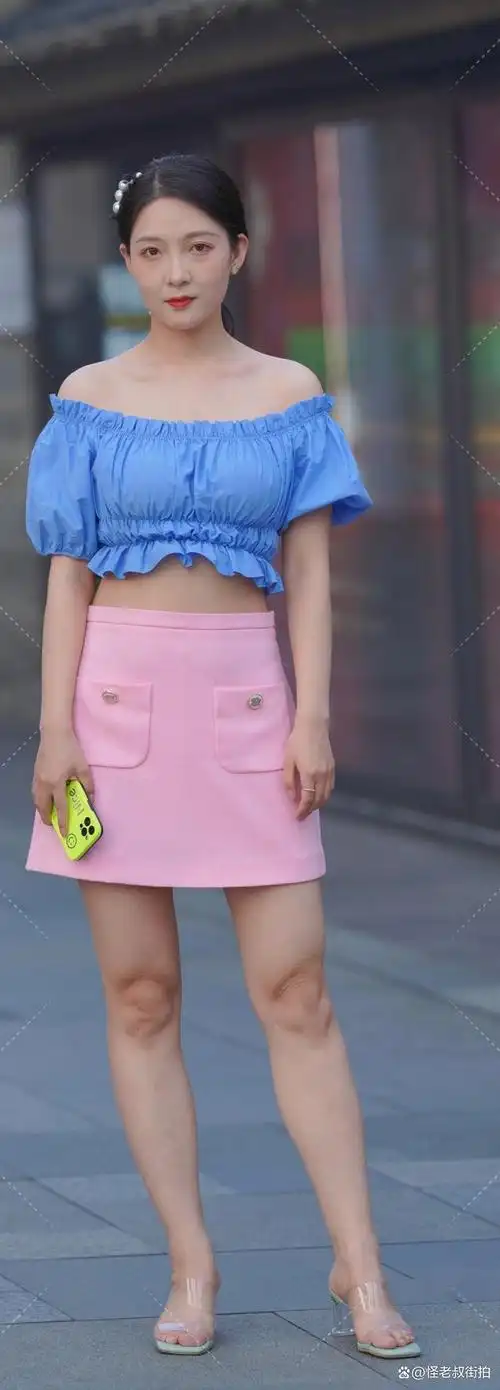 蓝色木耳边露脐上衣与粉色半身裙的搭配,仿佛一场时尚的告白