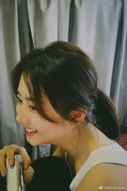 谭松韵胶片风三宫格来啦～简单的低马尾77背心穿搭……_高清图集