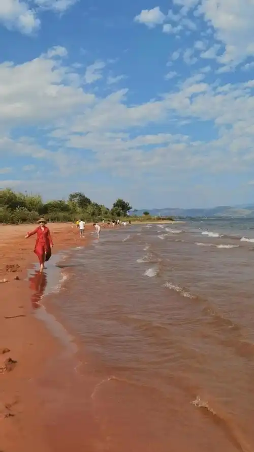 云南澄江抚仙湖"红山咀 ",有个小众的红沙滩.