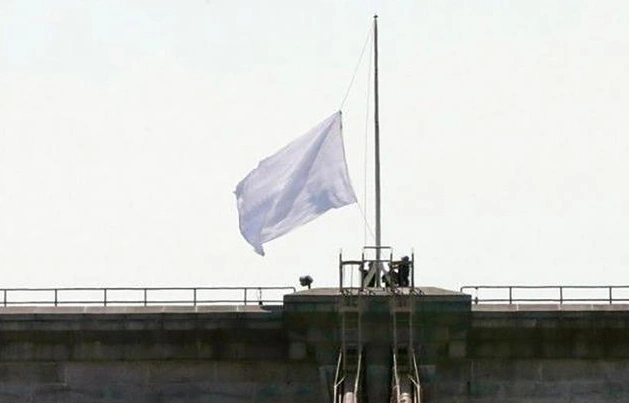 历史上唯一将白旗当国旗的国家,用了百年,如今是联合国五常之一