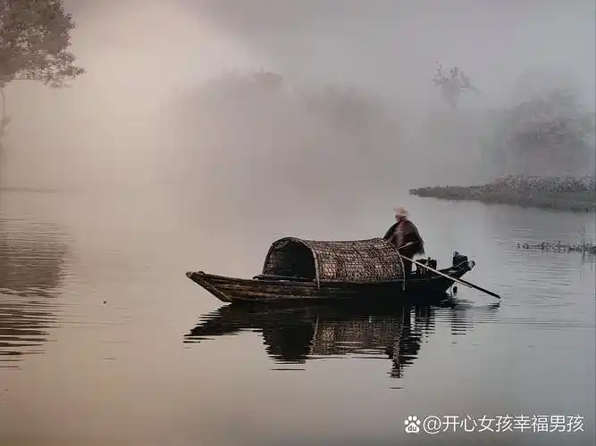 清晨,我在河边划着小船,远处雾蒙蒙的,一切都显得那么宁静