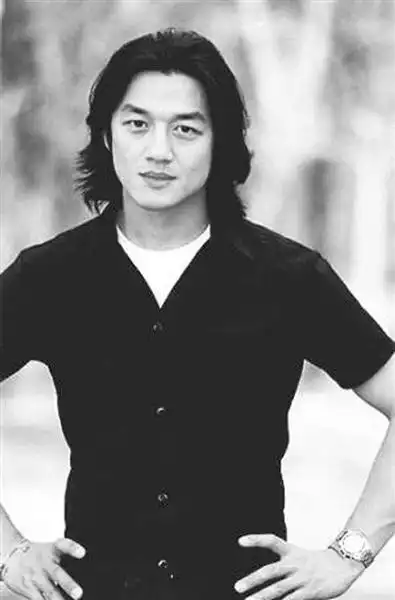 首先是李亚鹏今天呢,小编就来为大家盘点一下那些据说植过发的明星!