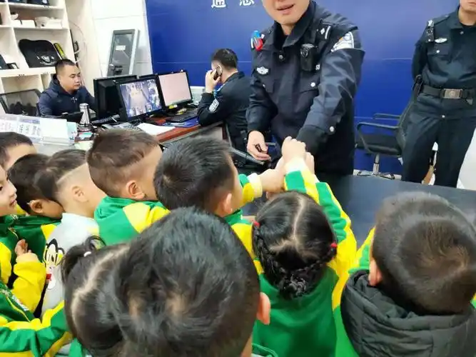 让小朋友们学习使用手铐和解开手铐,小朋友们学的太棒了