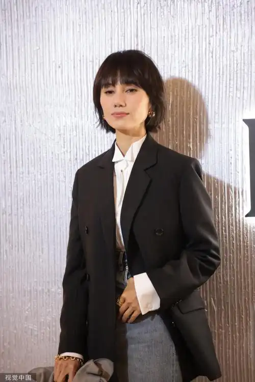 袁泉短发造型出席活动 黑色西装优雅干练