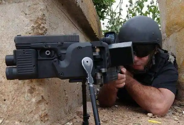 神奇的武器拐弯枪子弹是怎么打出去的呢