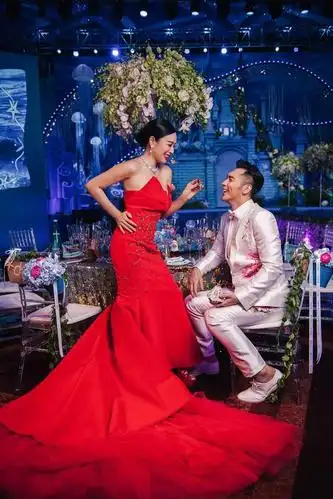 钟丽缇梅花三弄深v婚纱幸福洋溢 与新郎热吻